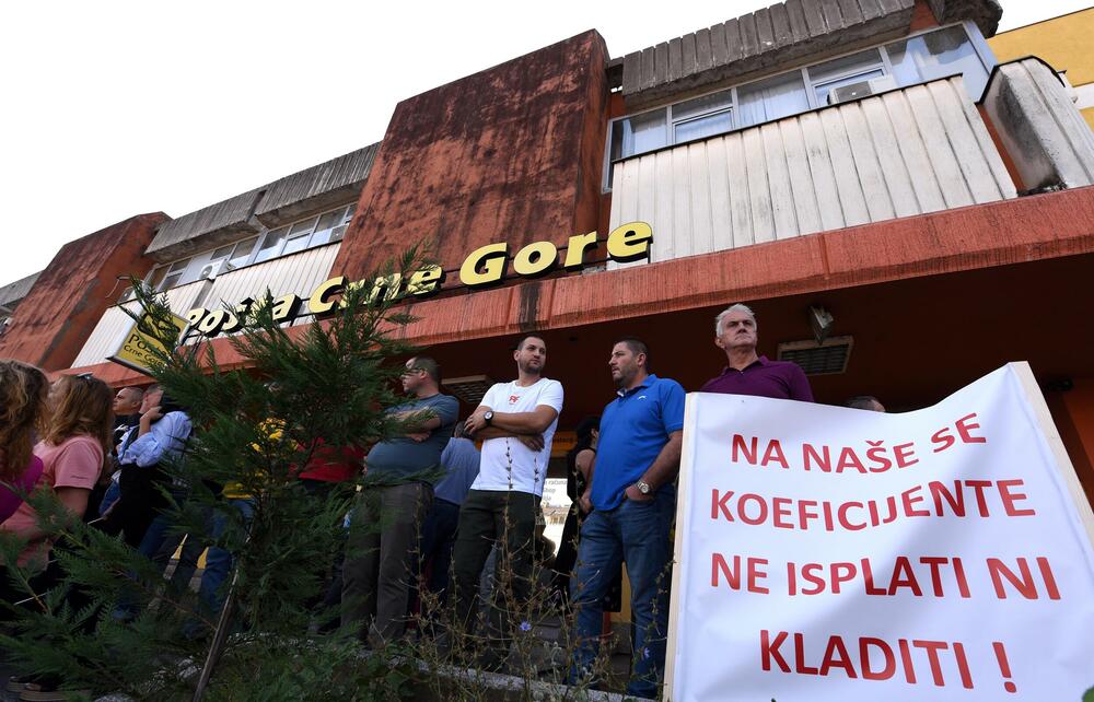 <p>Zaposleni traže povećanje zarada za 30 odsto, iz uprave navode da o tome mogu razgovarati nakon završetka devetomjesečnog poslovnog izvještaja</p>