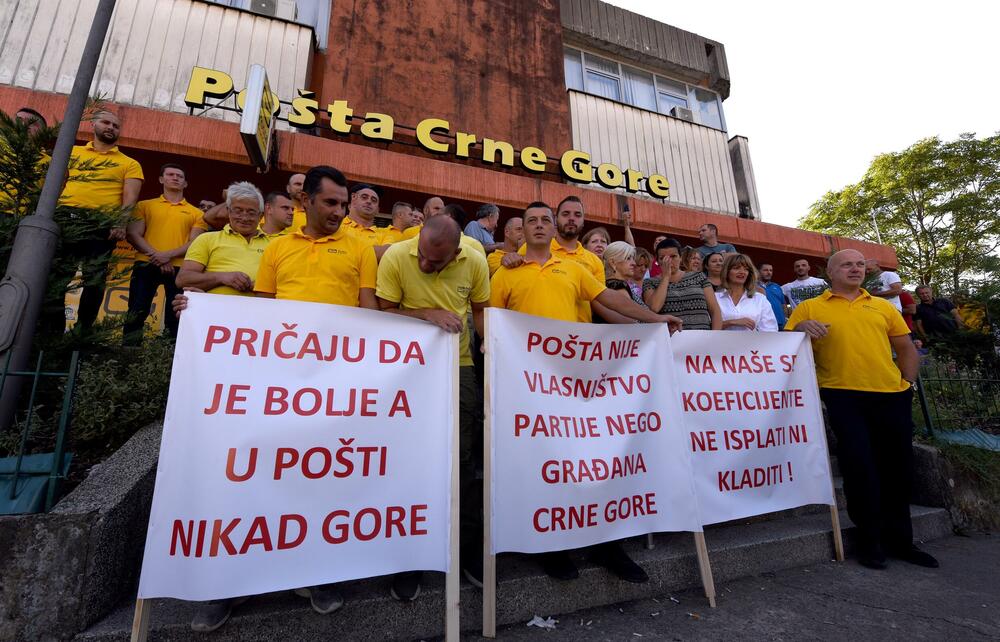 <p>Zaposleni traže povećanje zarada za 30 odsto, iz uprave navode da o tome mogu razgovarati nakon završetka devetomjesečnog poslovnog izvještaja</p>