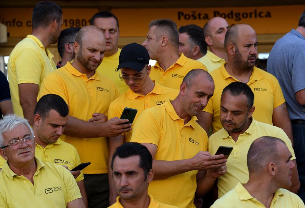 <p>Zaposleni traže povećanje zarada za 30 odsto, iz uprave navode da o tome mogu razgovarati nakon završetka devetomjesečnog poslovnog izvještaja</p>