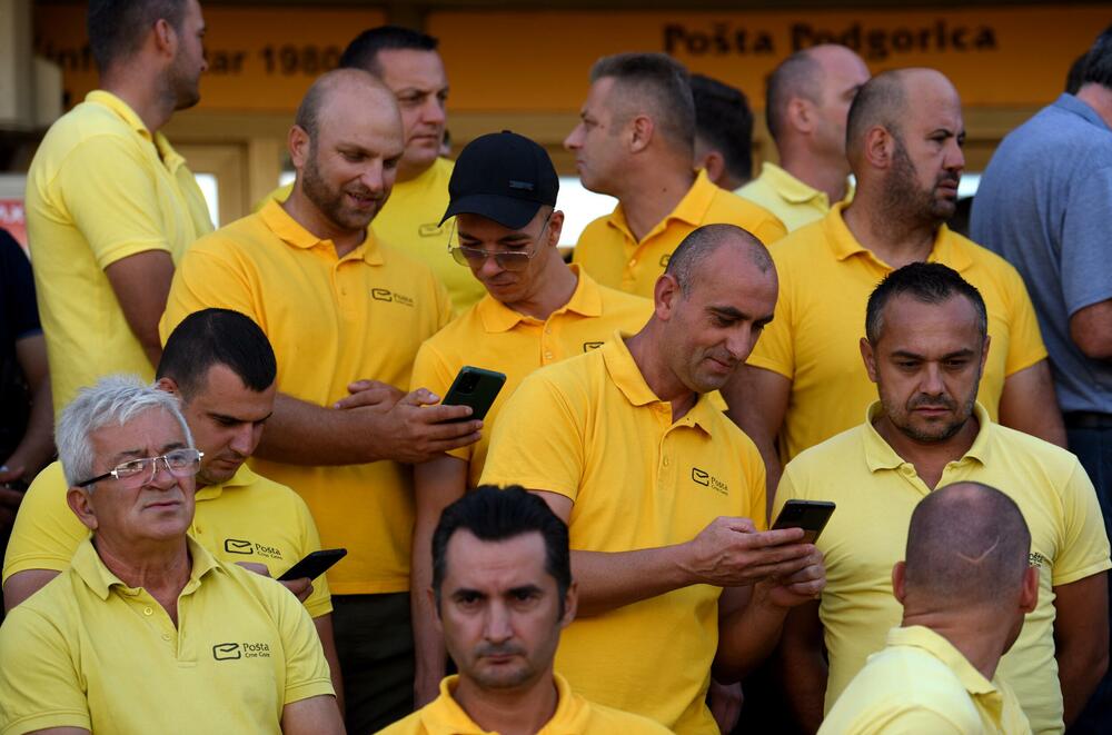 <p>Zaposleni traže povećanje zarada za 30 odsto, iz uprave navode da o tome mogu razgovarati nakon završetka devetomjesečnog poslovnog izvještaja</p>