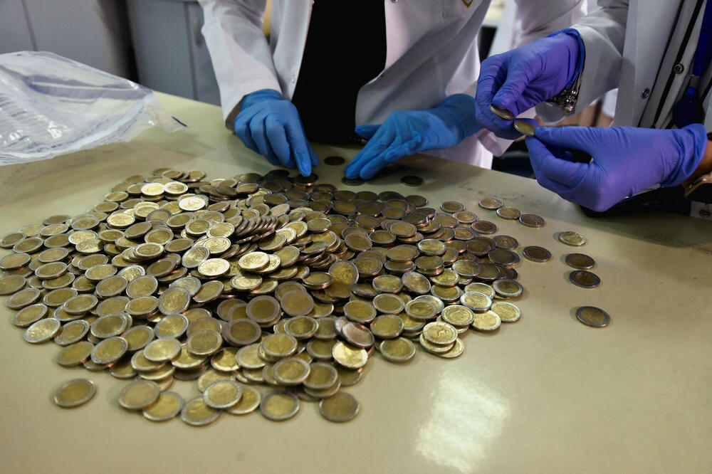 Lažne kovanice od dva eura u forenzičkoj laboratoriji u Prištini, Foto: REUTERS