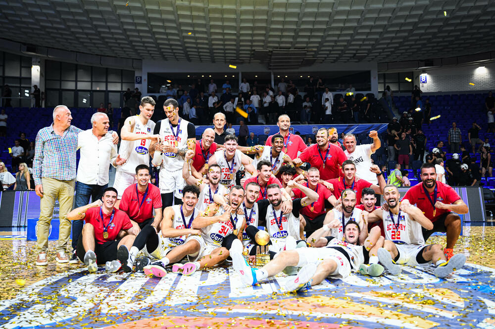 Trofej kao najava uspješne sezone: Ekipa SC Derbija, Foto: ABA Liga/Dragana Stjepanović