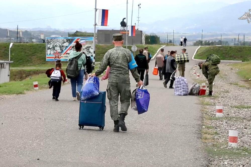 Ruske mirovne snage evakuišu civile nakon ofanzivne operacije azerbejdžanskih oružanih snaga, Foto: REUTERS