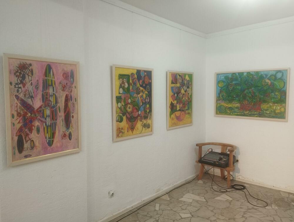 <p>Izložba slika prof. dr matematike Đoka Markovića, otvorena je u utorak veče u galeriji “Most” u Podgorici</p>