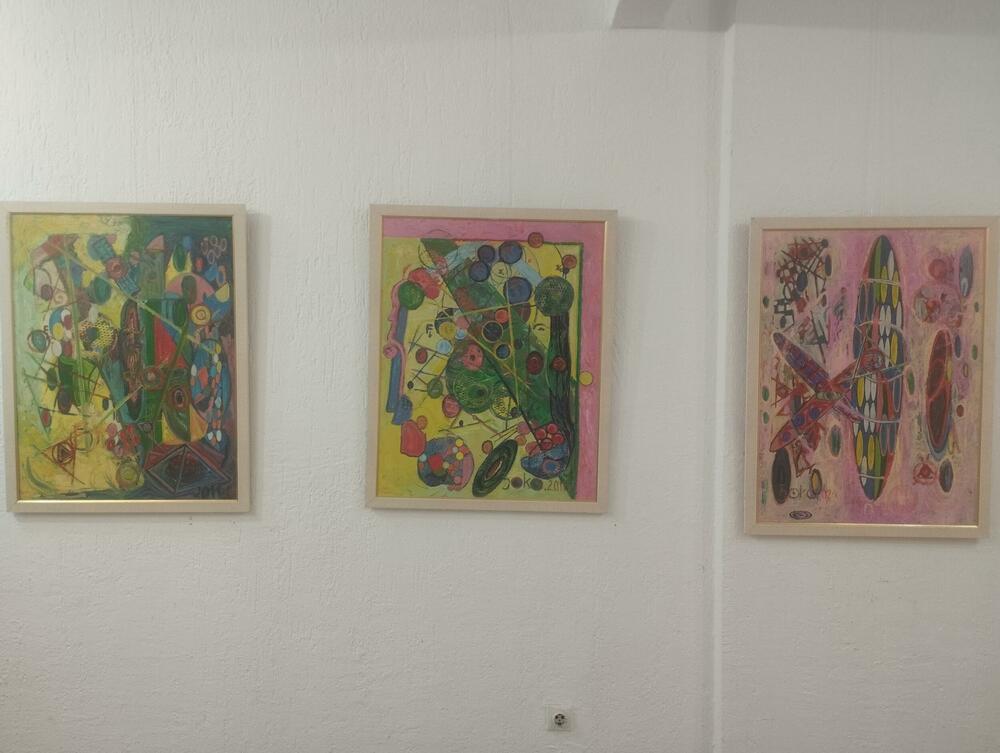 <p>Izložba slika prof. dr matematike Đoka Markovića, otvorena je u utorak veče u galeriji “Most” u Podgorici</p>