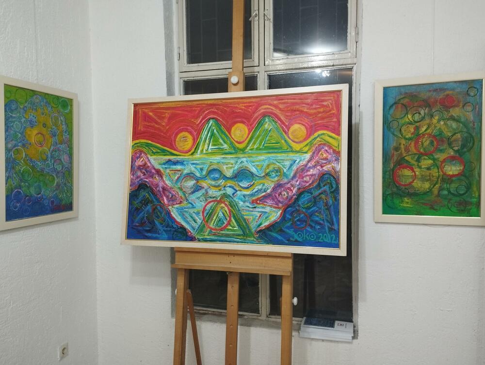 <p>Izložba slika prof. dr matematike Đoka Markovića, otvorena je u utorak veče u galeriji “Most” u Podgorici</p>