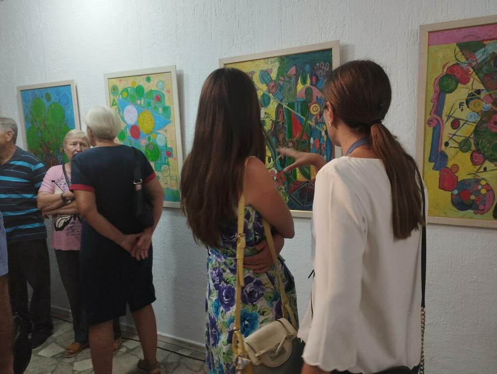 <p>Izložba slika prof. dr matematike Đoka Markovića, otvorena je u utorak veče u galeriji “Most” u Podgorici</p>