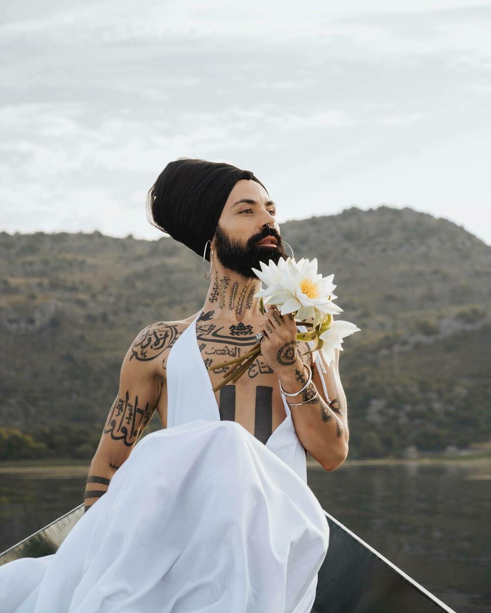 <p>Božo Vrećo priča o crnogorskoj pjesmi “Po ladu, po zaladu” koju je obradio, a kadrove za spot nedavno snimao na Skadarskom jezeru</p>