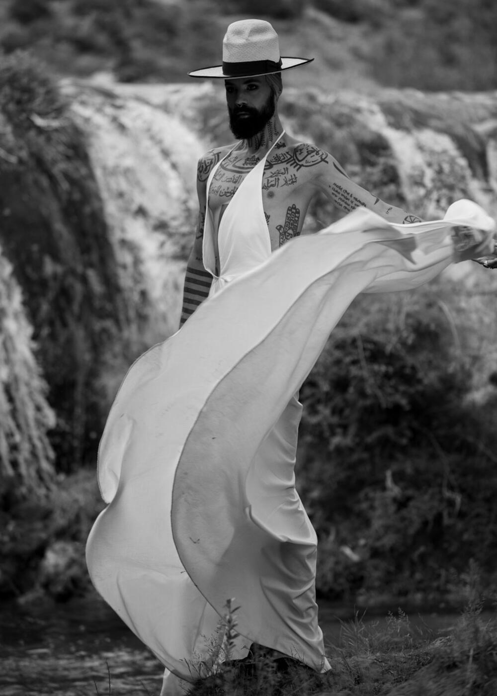 <p>Božo Vrećo priča o crnogorskoj pjesmi “Po ladu, po zaladu” koju je obradio, a kadrove za spot nedavno snimao na Skadarskom jezeru</p>