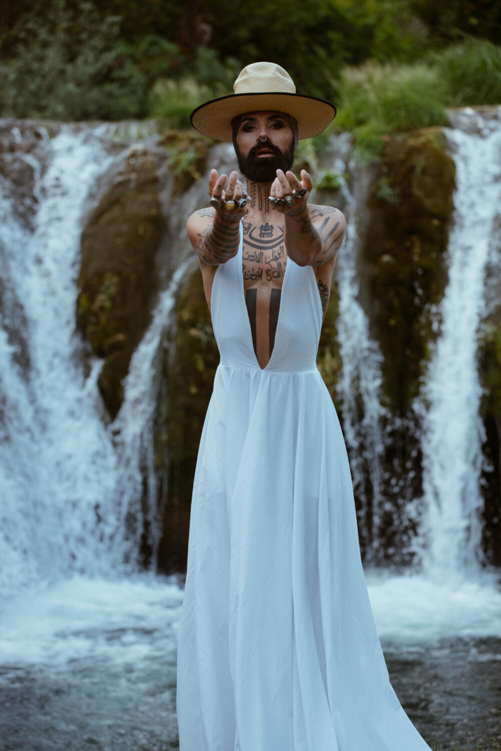 <p>Božo Vrećo priča o crnogorskoj pjesmi “Po ladu, po zaladu” koju je obradio, a kadrove za spot nedavno snimao na Skadarskom jezeru</p>