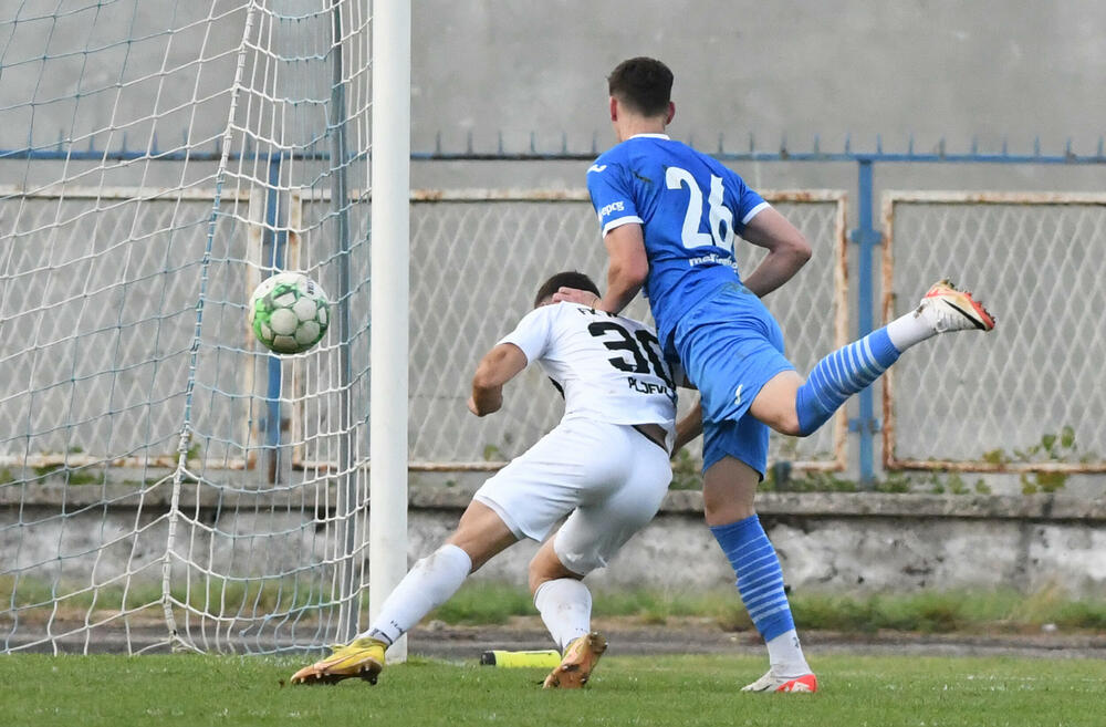 Dušan Vuković šutira glavom prije gola odluke
