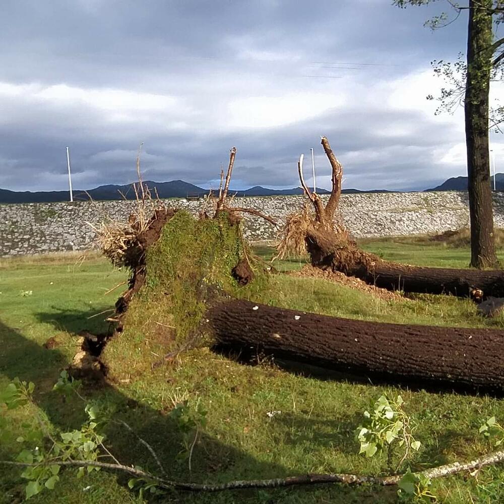 <p>Tokom večeri duvao jak vjetar, i danas se očekuje promjenljivo i svježije vrijeme</p>