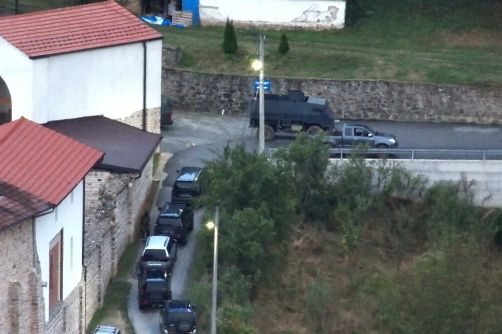 Jueč ispred manastira Banjska, Foto: Reuters