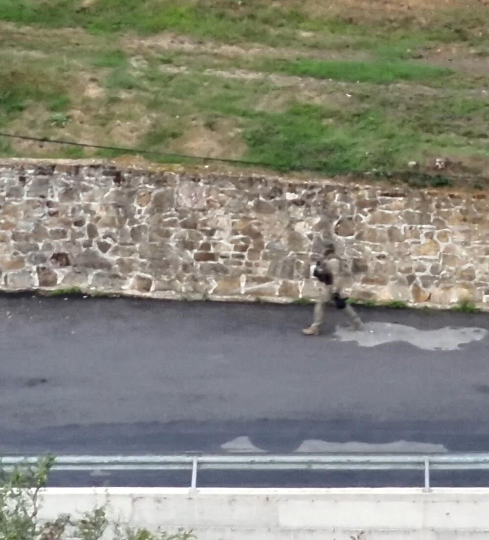 <p>„Vidimo naoružane ljude, radi se o teškom naoružanju, puca se na nas, pucamo mi. Mislimo da su strani ljudi u uniformi sa teškim naoružanjem“, rekao je v.d. direktor Kosovske policije za region Sjever</p>
