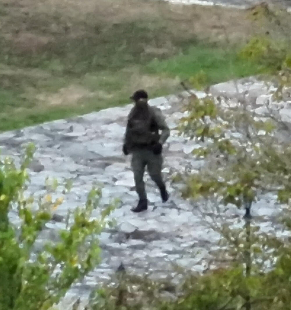 <p>„Vidimo naoružane ljude, radi se o teškom naoružanju, puca se na nas, pucamo mi. Mislimo da su strani ljudi u uniformi sa teškim naoružanjem“, rekao je v.d. direktor Kosovske policije za region Sjever</p>