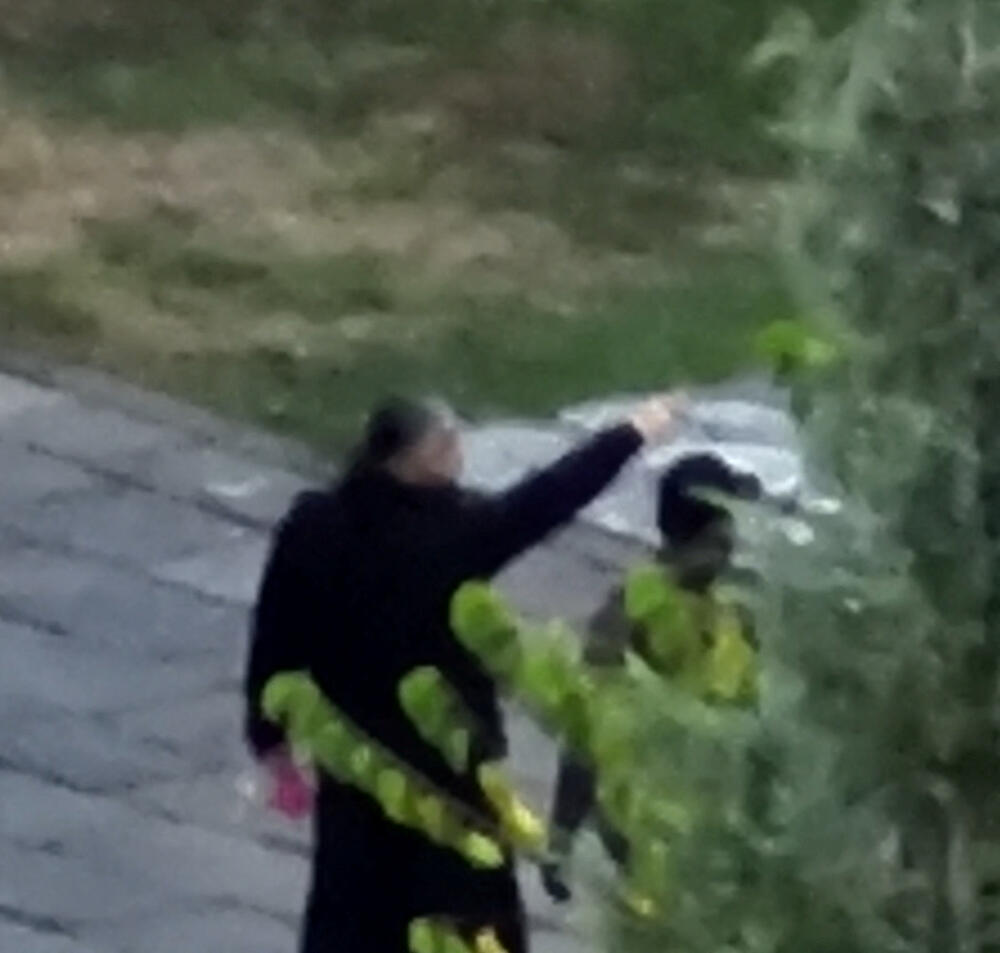 <p>„Vidimo naoružane ljude, radi se o teškom naoružanju, puca se na nas, pucamo mi. Mislimo da su strani ljudi u uniformi sa teškim naoružanjem“, rekao je v.d. direktor Kosovske policije za region Sjever</p>