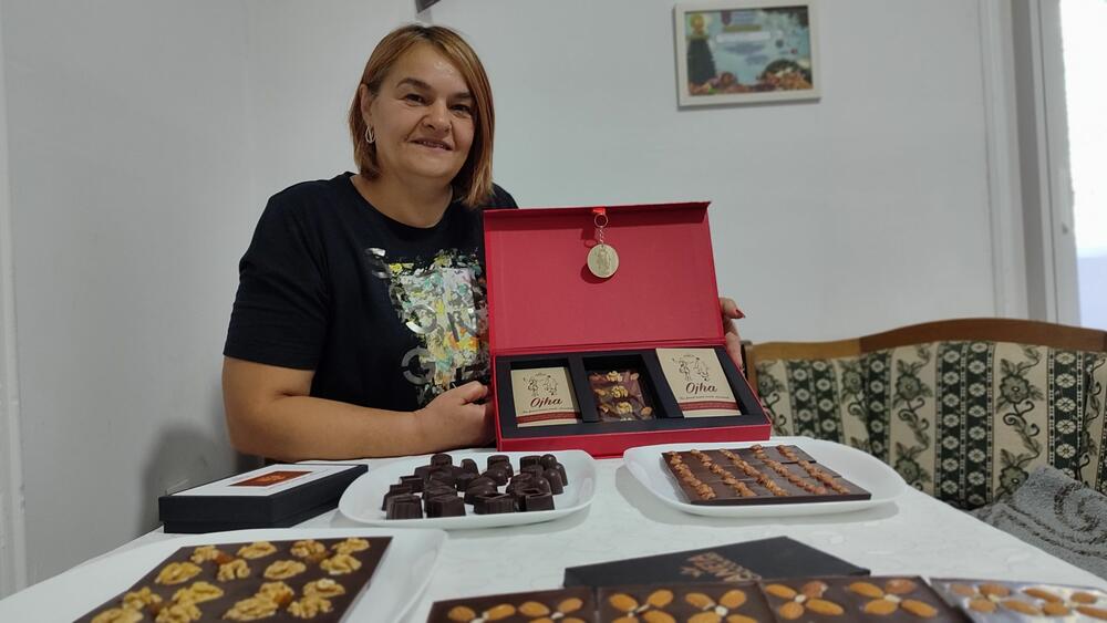 <p>Aneta i Zoran Božović prije tri godine počeli sa proizvodnjom čokolade, a jedini degustatori su unuci...</p>