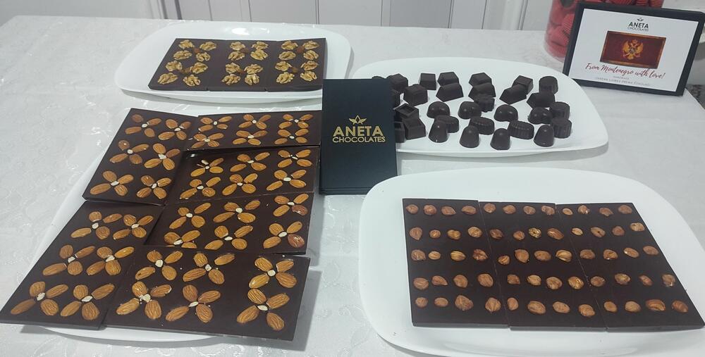 <p>Aneta i Zoran Božović prije tri godine počeli sa proizvodnjom čokolade, a jedini degustatori su unuci...</p>