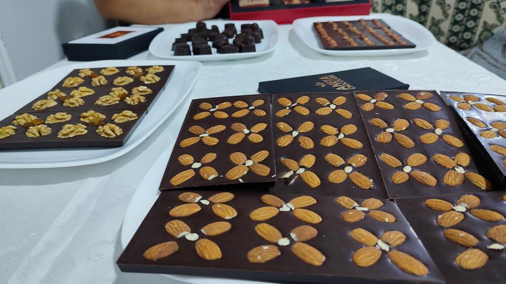 <p>Aneta i Zoran Božović prije tri godine počeli sa proizvodnjom čokolade, a jedini degustatori su unuci...</p>