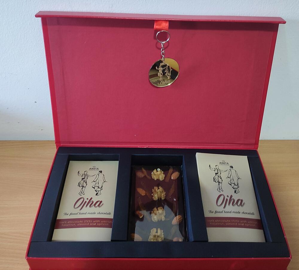 <p>Aneta i Zoran Božović prije tri godine počeli sa proizvodnjom čokolade, a jedini degustatori su unuci...</p>