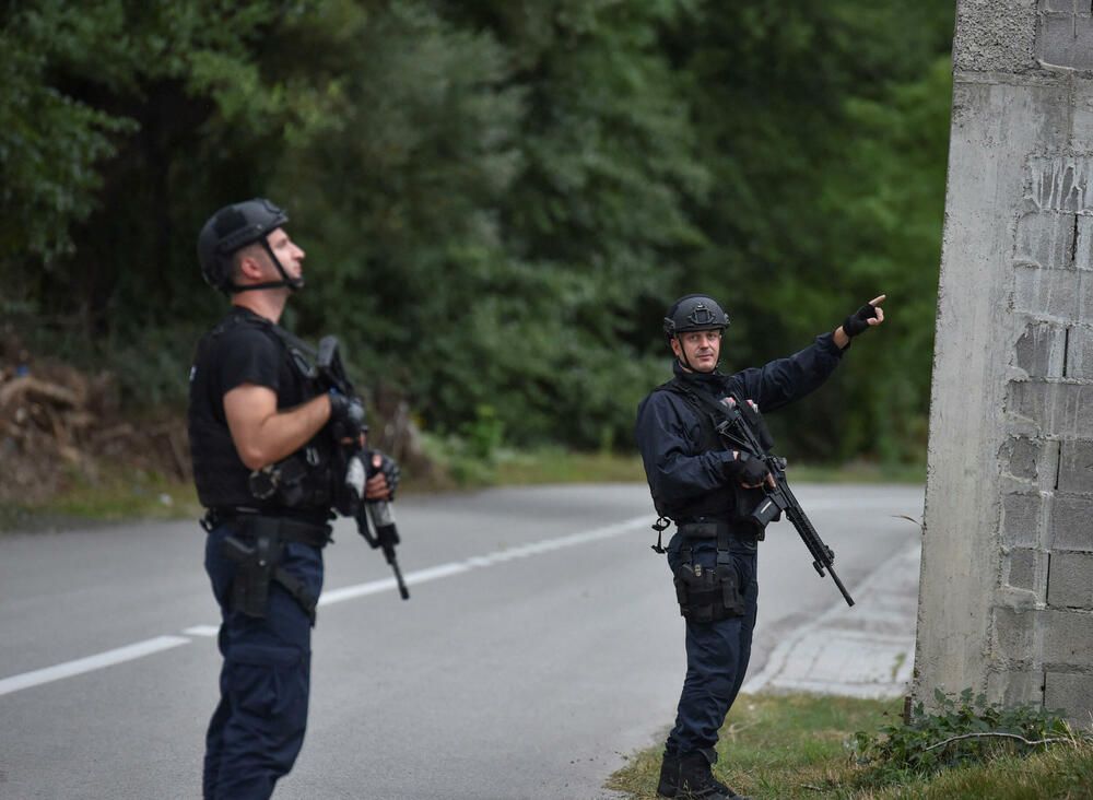 <p>„Vidimo naoružane ljude, radi se o teškom naoružanju, puca se na nas, pucamo mi. Mislimo da su strani ljudi u uniformi sa teškim naoružanjem“, rekao je v.d. direktor Kosovske policije za region Sjever</p>