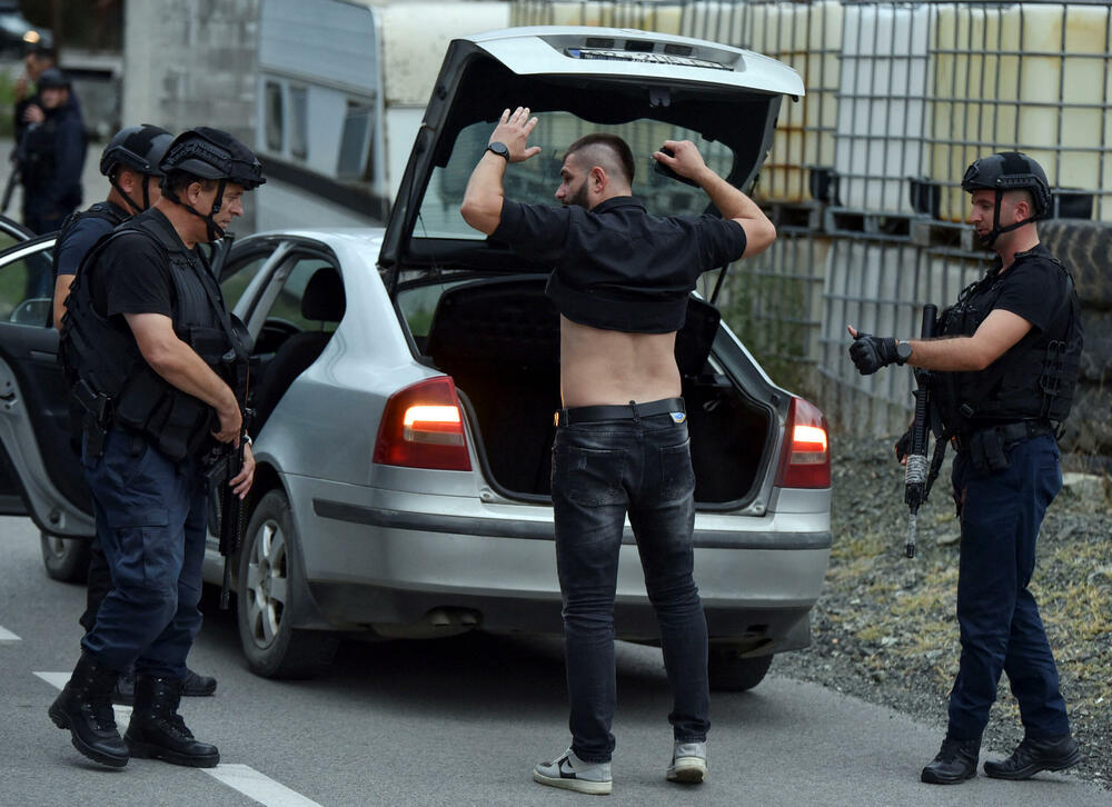 Kosovska policija patrolira u mjestu Banjska tokom jučerašnjeg nasilja