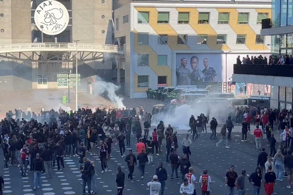Jučerašnji neredi ispred Johan Krojf arene, Foto: Reuters