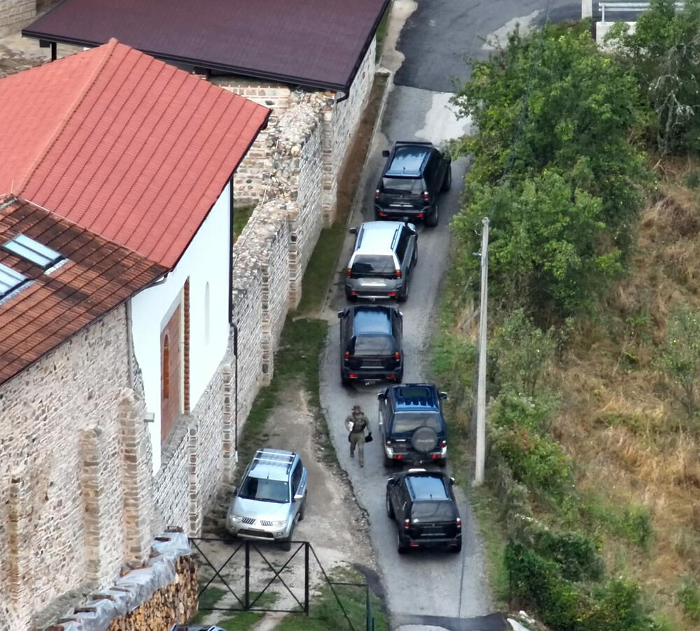 <p>Kosovska policija je saopštila da je pronašla pun arsenal oružja prilikom pretresa na više lokacija, stambenih objekata i u vozilima</p>