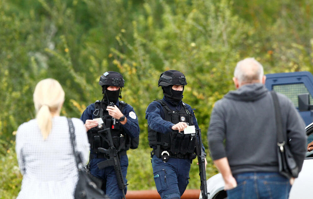 <p>U nedjelju došlo do oružanog sukoba grupe Srba sa kosovskom policijom, koja je tokom noći nastavila akciju pretrage šireg područja sela</p>