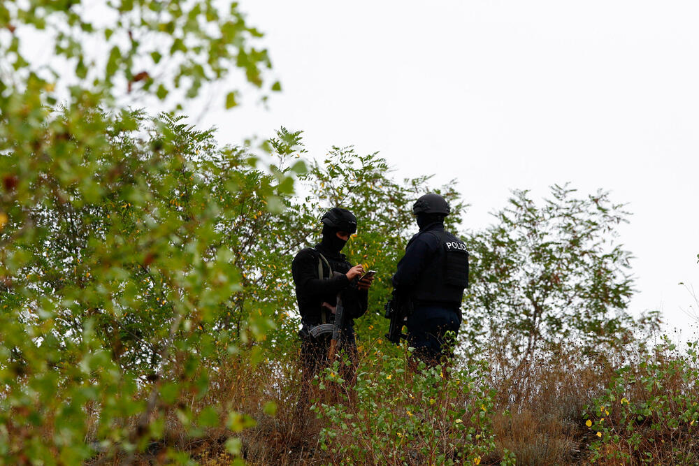 <p>U nedjelju došlo do oružanog sukoba grupe Srba sa kosovskom policijom, koja je tokom noći nastavila akciju pretrage šireg područja sela</p>