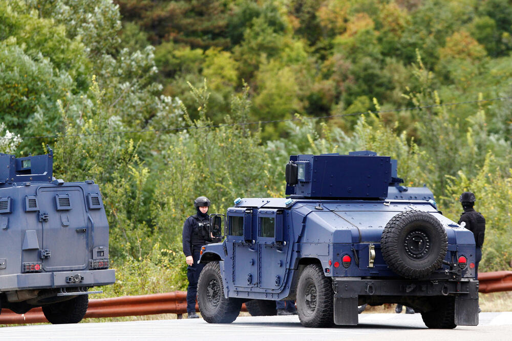 <p>U nedjelju došlo do oružanog sukoba grupe Srba sa kosovskom policijom, koja je tokom noći nastavila akciju pretrage šireg područja sela</p>