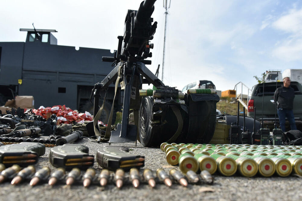 Kosovska policija prikazuje zaplijenjeno oružje, Foto: Reuters