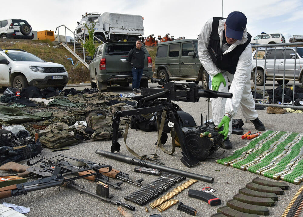 <p>U nedjelju došlo do oružanog sukoba grupe Srba sa kosovskom policijom, koja je tokom noći nastavila akciju pretrage šireg područja sela</p>