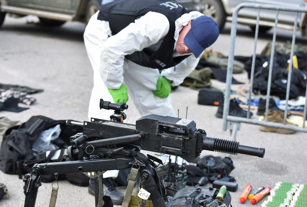 <p>U nedjelju došlo do oružanog sukoba grupe Srba sa kosovskom policijom, koja je tokom noći nastavila akciju pretrage šireg područja sela</p>