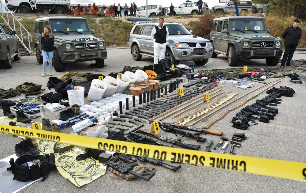 <p>U nedjelju došlo do oružanog sukoba grupe Srba sa kosovskom policijom, koja je tokom noći nastavila akciju pretrage šireg područja sela</p>