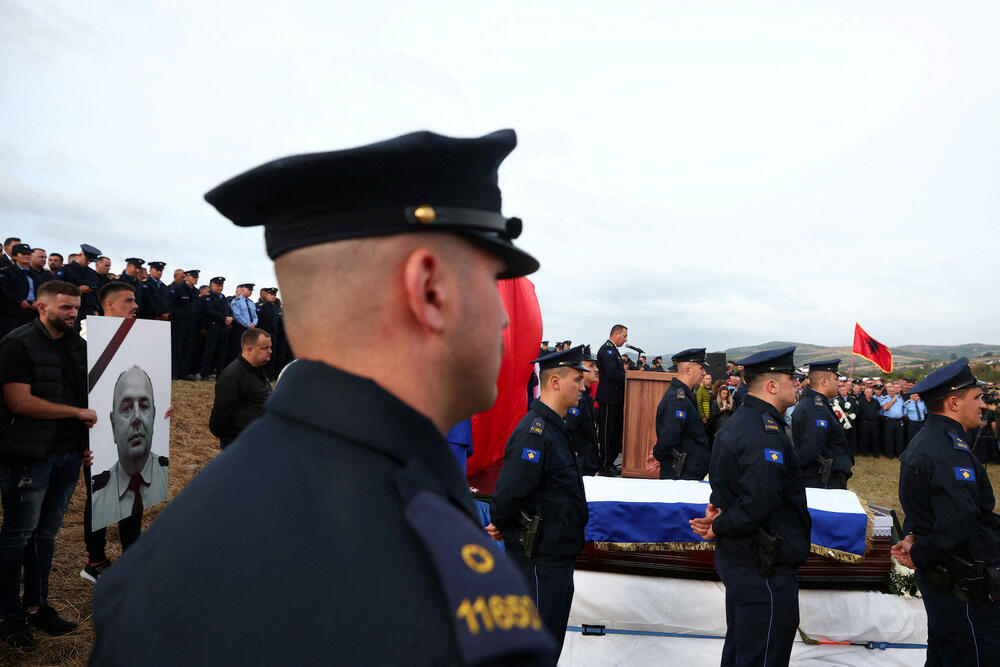 <p>U nedjelju došlo do oružanog sukoba grupe Srba sa kosovskom policijom, koja je tokom noći nastavila akciju pretrage šireg područja sela</p>