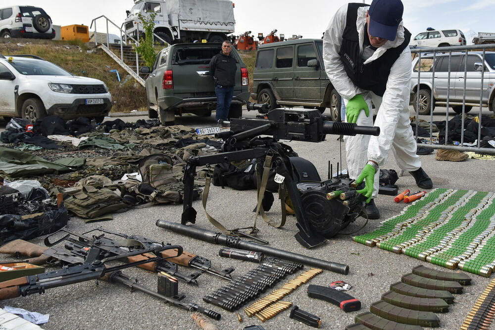 Kosovska policija izlaže arsenal oružja koji je zaplijenila u Banjskoj, Foto: REUTERS