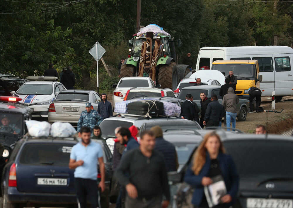 <p>Azerbejdžanska vojska je prošle nedjelje porazila jermenske snage u jednodnevnom napadu, primoravši separatističke vlasti da polože oružje i započnu razgovore o "reintegraciji" Nagorno-Karabaha u Azerbejdžan nakon tri decenije separatističke politike</p>