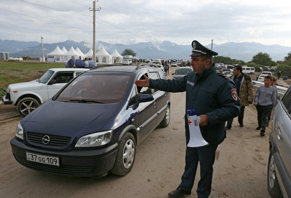 <p>Azerbejdžanska vojska je prošle nedjelje porazila jermenske snage u jednodnevnom napadu, primoravši separatističke vlasti da polože oružje i započnu razgovore o "reintegraciji" Nagorno-Karabaha u Azerbejdžan nakon tri decenije separatističke politike</p>