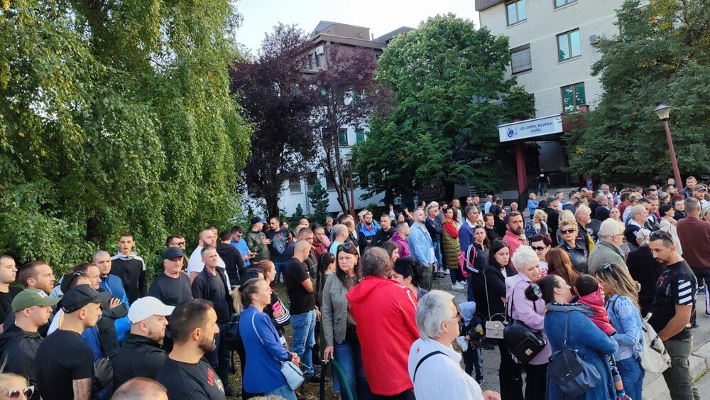 <p>Veća grupa građana okupila se ispred bolnice kako bi dala podršku roditeljima bebe koja je preksinoć preminula u toj ustanovi. Novo okupljanje zakazano za srijedu veče</p>