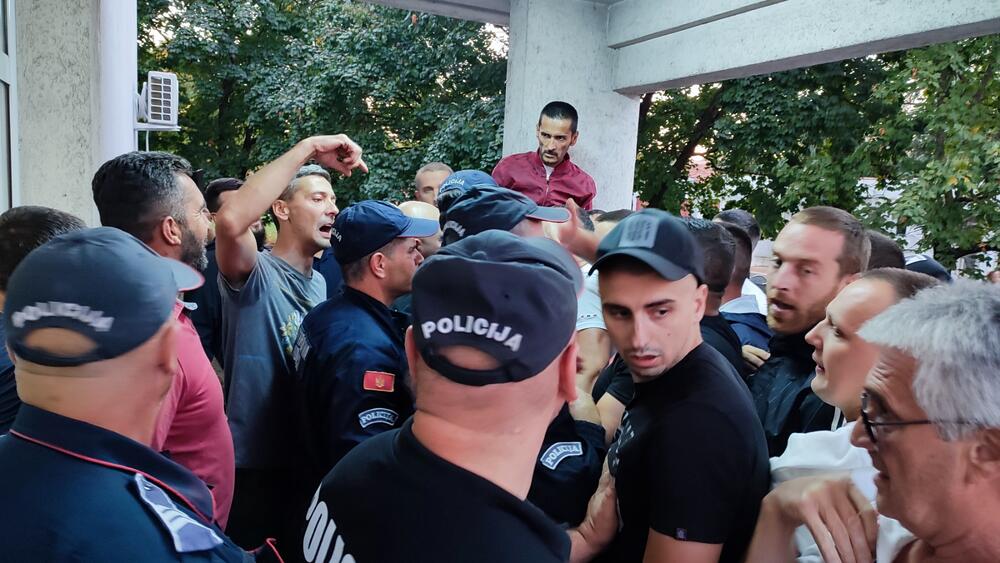 <p>Veća grupa građana okupila se ispred bolnice kako bi dala podršku roditeljima bebe koja je preksinoć preminula u toj ustanovi. Novo okupljanje zakazano za srijedu veče</p>