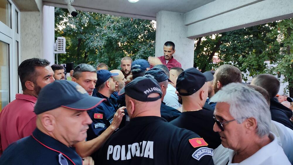 <p>Veća grupa građana okupila se ispred bolnice kako bi dala podršku roditeljima bebe koja je preksinoć preminula u toj ustanovi. Novo okupljanje zakazano za srijedu veče</p>
