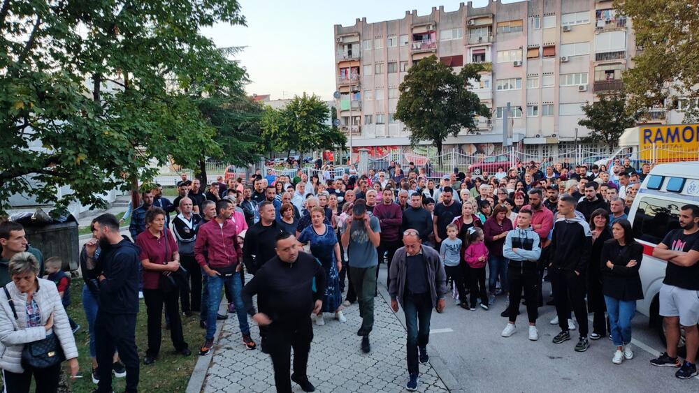 <p>Veća grupa građana okupila se ispred bolnice kako bi dala podršku roditeljima bebe koja je preksinoć preminula u toj ustanovi. Novo okupljanje zakazano za srijedu veče</p>