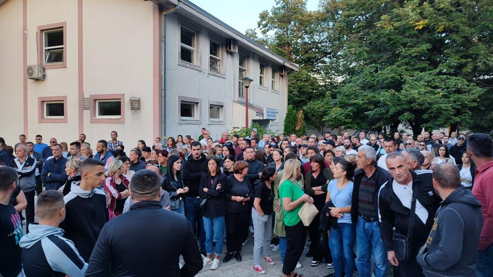 <p>Veća grupa građana okupila se ispred bolnice kako bi dala podršku roditeljima bebe koja je preksinoć preminula u toj ustanovi. Novo okupljanje zakazano za srijedu veče</p>