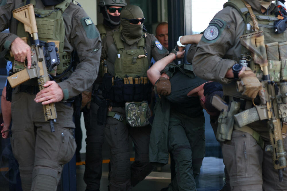 Kosovska policija sprovodi jednog od optuženih za učešće u napadu u Banjskoj, Foto: Rojters
