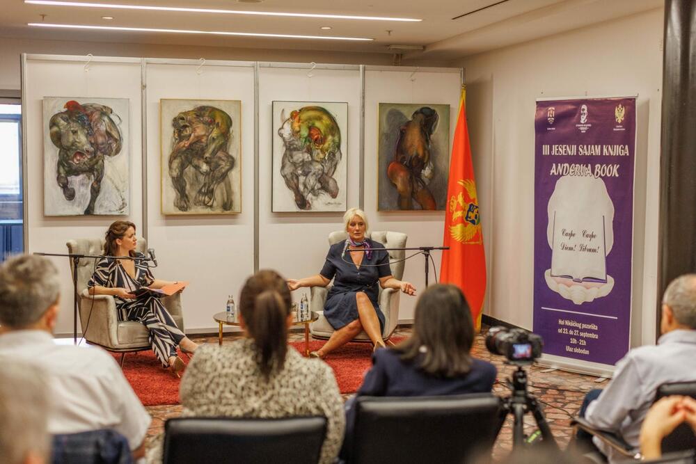 <p>Učenici OŠ "Luka Simonović" i "Jagoš Kontić" su za Đonovića imali poklon – pripremili su recitacije njegovih pjesama</p>