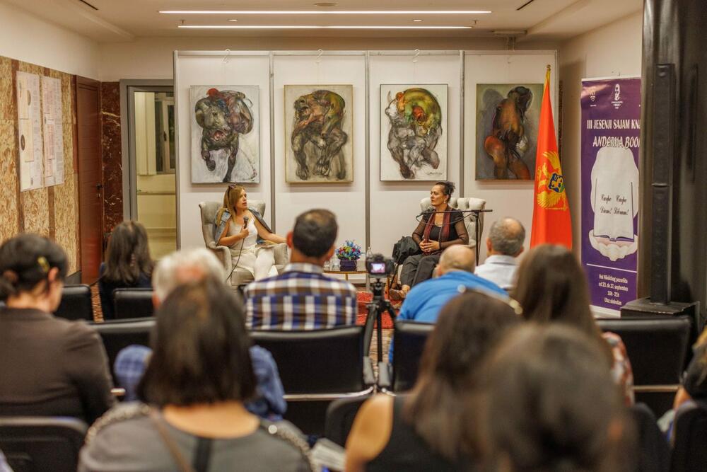 <p>Učenici OŠ "Luka Simonović" i "Jagoš Kontić" su za Đonovića imali poklon – pripremili su recitacije njegovih pjesama</p>