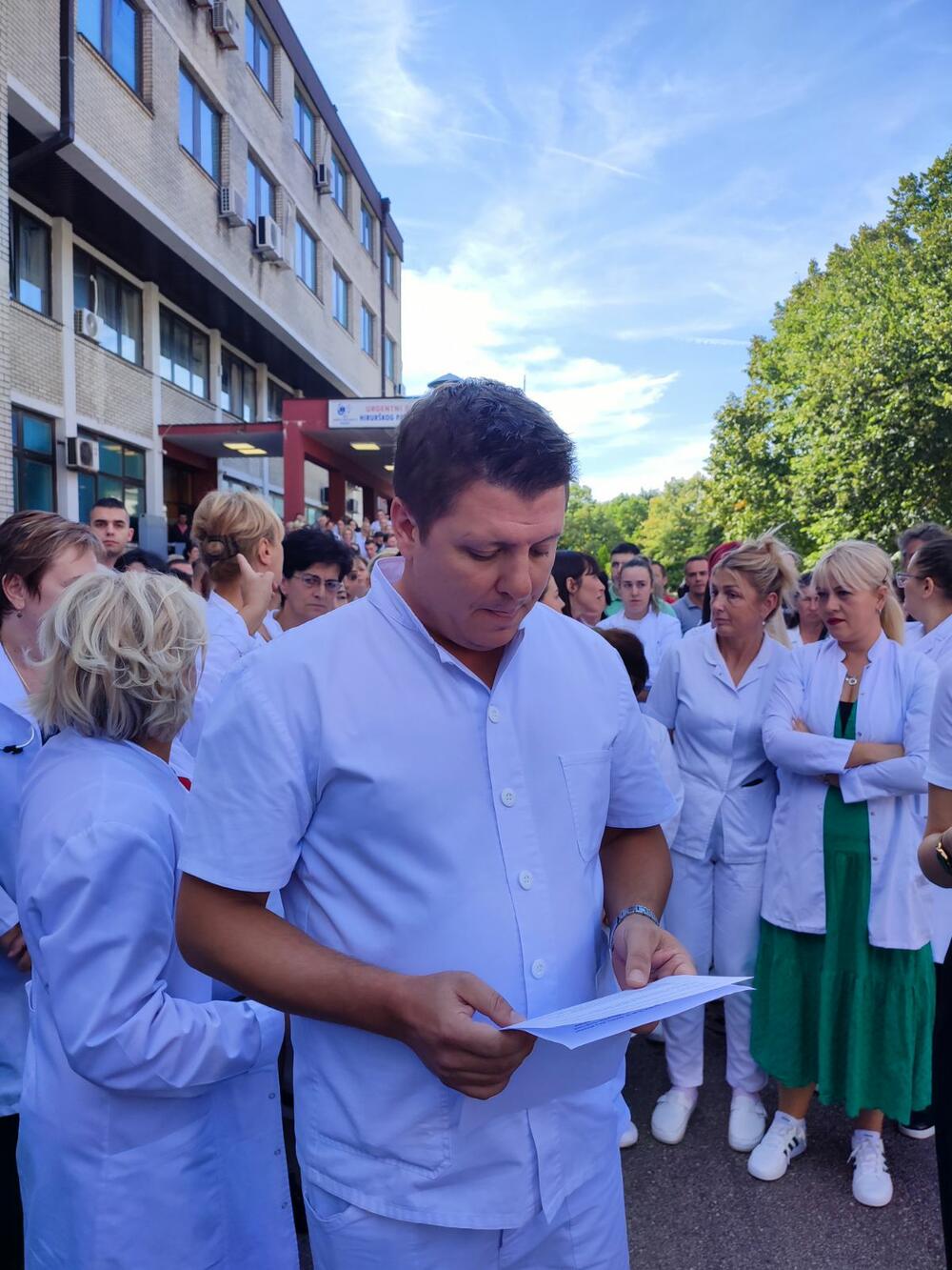 <p>Kolegijum nikšićke Opšte bolnice pitao je šta o atmosferi linča i nasilja ispred bolnice misle Nikšićani, predstavnici sindikata zdravstvenih radnika, ljekarske komore, ministar zdravlja, ministar policije, premijer, predsjednik</p>