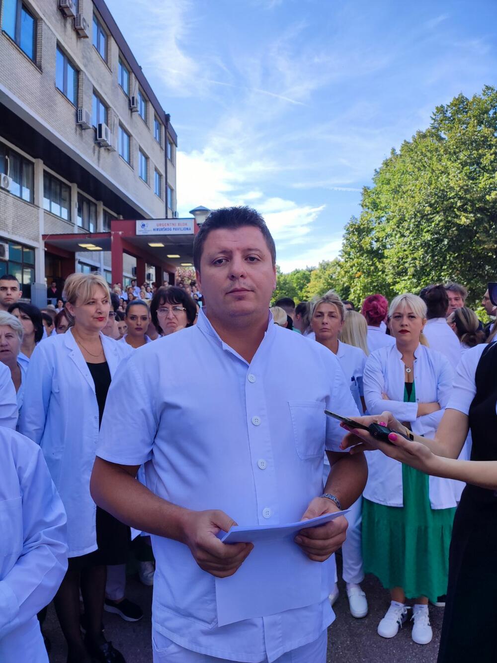 <p>Kolegijum nikšićke Opšte bolnice pitao je šta o atmosferi linča i nasilja ispred bolnice misle Nikšićani, predstavnici sindikata zdravstvenih radnika, ljekarske komore, ministar zdravlja, ministar policije, premijer, predsjednik</p>