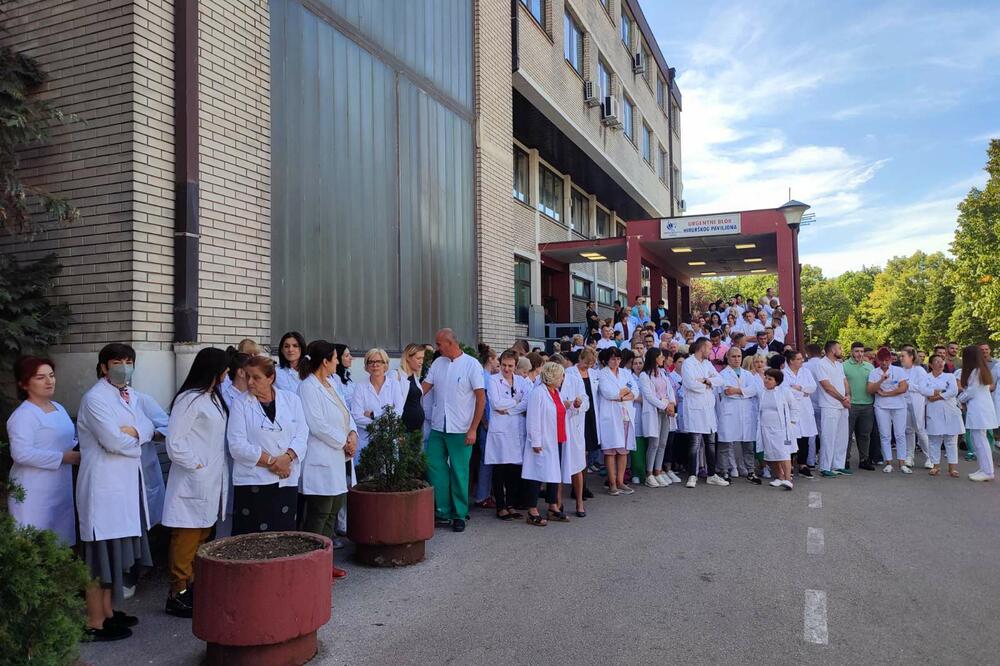 Okupljeni zdravstveni radnici ispred Opšte bolnice u Nikšiću, Foto: Svetlana Mandić